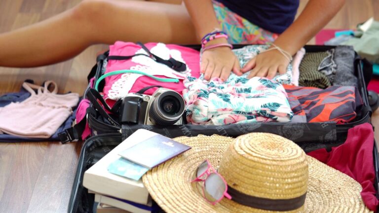 Косметичка для подорожей: що взяти з собою, щоб не возити зайвого